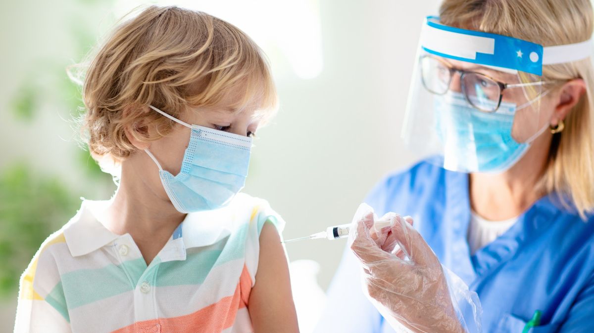 Čeští rodiče se bojí očkovat své děti, je podle nich málo dat